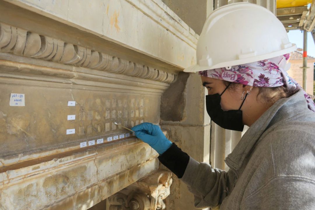 Trabajos de restauración en las portadas del Palacio de Carlos V, en la Alhambra (Granada) Trabajos de restauración en las portadas del Palacio de Carlos V, en la Alhambra (Granada)