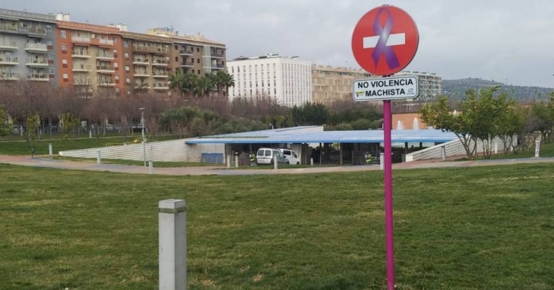 Señal contra la violencia de género instalada en el Parque del Bulevar. Señal contra la violencia de género instalada en el Parque del Bulevar.