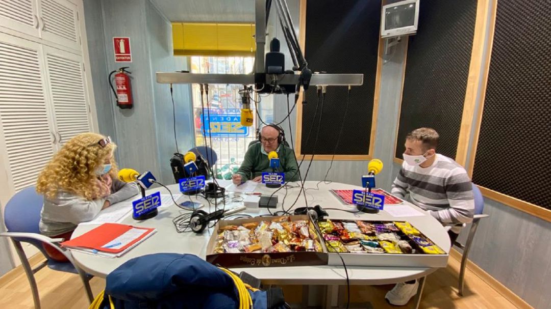 Momento de la entrevista a la concejala de Cultura, Juani Vílchez, a la izquierda, y el concejal de Festejos, Antonio Jesús Díaz, a la derecha Momento de la entrevista a la concejala de Cultura, Juani Vílchez, a la izquierda, y el concejal de Festejos, Antonio Jesús Díaz, a la derecha