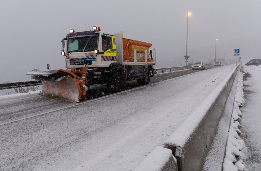 Una máquina quitanieves quita la nieve de las carreteras del Puerto de Navacerrada Una máquina quitanieves quita la nieve de las carreteras del Puerto de Navacerrada