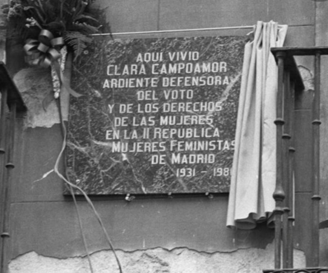 Imagen de la desaparecida placa conmemorativa a Clara Campoamor, ubicada en el número 10 de la calle Santa Ana, en Madrid Imagen de la desaparecida placa conmemorativa a Clara Campoamor, ubicada en el número 10 de la calle Santa Ana, en Madrid