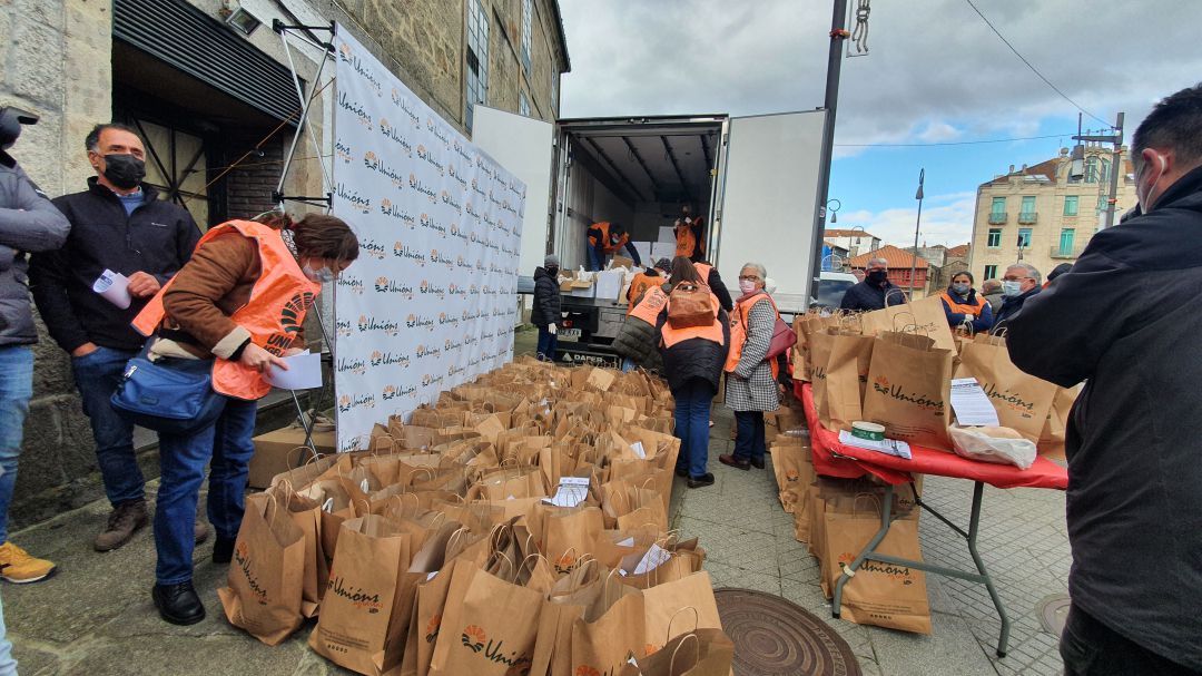 Unións Agrarias reparte carne pollo para denunciar bajos precios Unións Agrarias reparte carne pollo para denunciar bajos precios