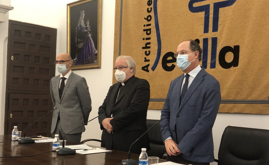 De izquierda a derecha, Jesús Avezuela, presidente de las Semanas Sociales de España; monseñor Saiz Meneses, arzobispo de Sevilla; y Enrique Belloso, delegado diocesano de Apostolado Seglar De izquierda a derecha, Jesús Avezuela, presidente de las Semanas Sociales de España; monseñor Saiz Meneses, arzobispo de Sevilla; y Enrique Belloso, delegado diocesano de Apostolado Seglar
