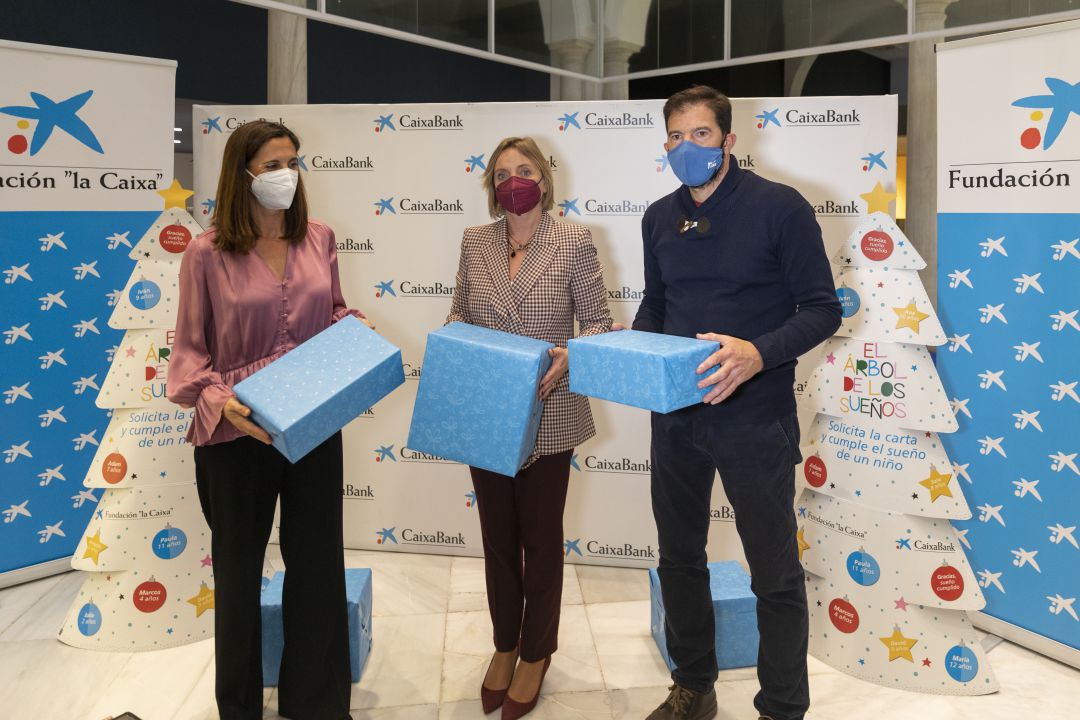 María del Carmen Martín, responsable de Acción Social de CaixaBank en Andalucía Occidental y Extremadura; María Jesús Catalá, directora territorial de CaixaBank en Andalucía Occidental y Extremadura; y Javier Aguilar, coordinador Balia Sevilla María del Carmen Martín, responsable de Acción Social de CaixaBank en Andalucía Occidental y Extremadura; María Jesús Catalá, directora territorial de CaixaBank en Andalucía Occidental y Extremadura; y Javier Aguilar, coordinador Balia Sevilla
