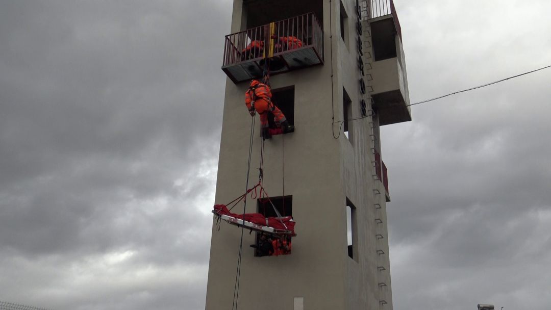 Rescate en un edificio utilizando la torre de bomberos del parque de Peal de Becerro Rescate en un edificio utilizando la torre de bomberos del parque de Peal de Becerro