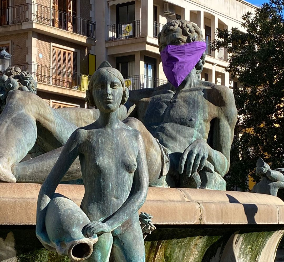 Las principales estatuas y esculturas de la ciudad lucen pañuelos morados contra la violencia de género Las principales estatuas y esculturas de la ciudad lucen pañuelos morados contra la violencia de género