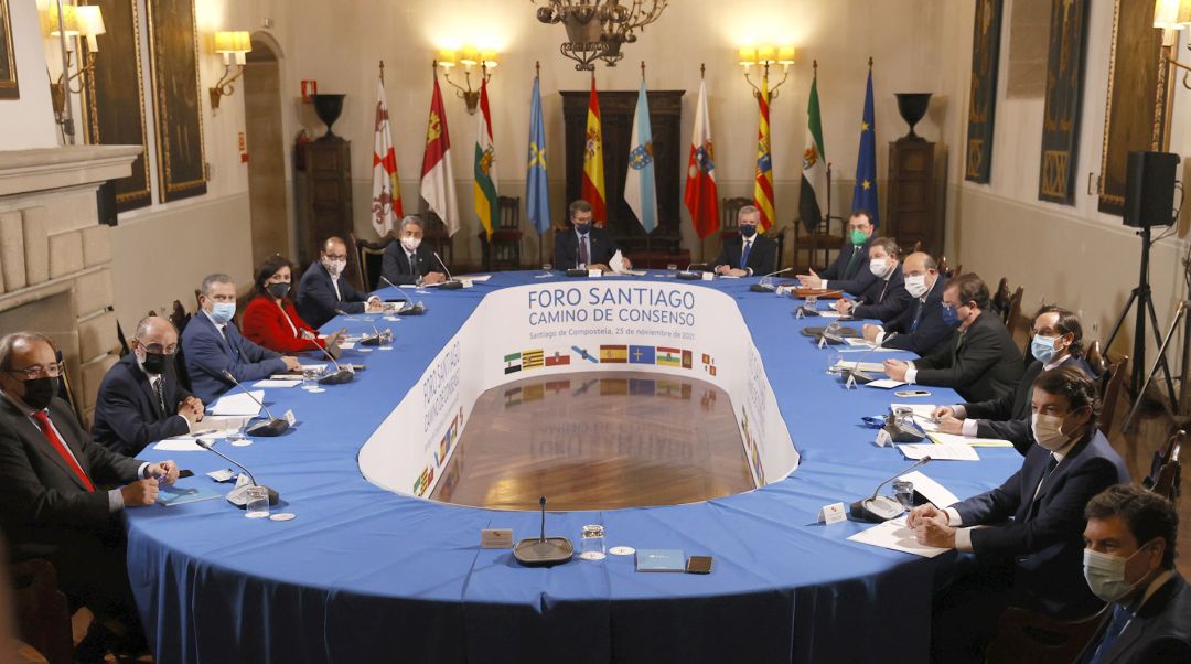El presidente de la Xunta, Alberto Núñez Feijó (c) preside la reunión con otros siete presidentes autonómicos El presidente de la Xunta, Alberto Núñez Feijó (c) preside la reunión con otros siete presidentes autonómicos