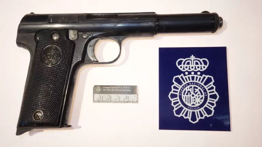 Pistola con la que se efectuaron los disparos. Pistola con la que se efectuaron los disparos.