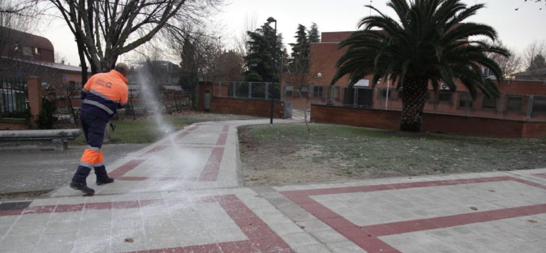 Técnicos municipales esparciendo sal en las calles Técnicos municipales esparciendo sal en las calles