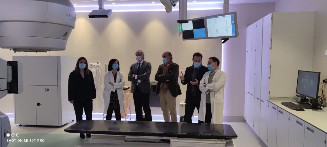 El consejero de Sanidad de la Comunidad de Madrid, Enrique Ruiz Escudero, junto con doctores del Hospital de Fuenlabrada. El consejero de Sanidad de la Comunidad de Madrid, Enrique Ruiz Escudero, junto con doctores del Hospital de Fuenlabrada.