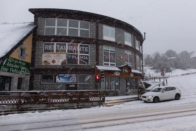 Un bar-restaurante afectado por el temporal de nieve en el Puerto de Navacerrada. Un bar-restaurante afectado por el temporal de nieve en el Puerto de Navacerrada.
