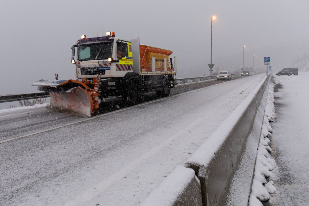 Una máquina quitanieves quita la nieve de las carreteras del Puerto de Navacerrada. Una máquina quitanieves quita la nieve de las carreteras del Puerto de Navacerrada.