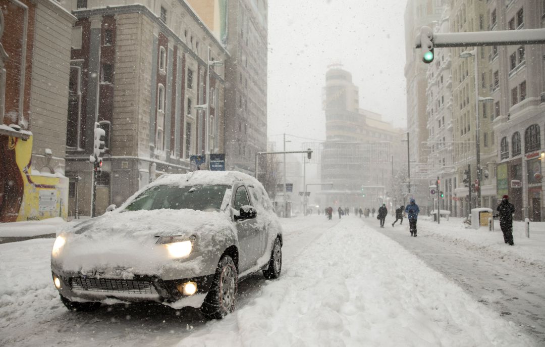 Un coche conduce bajo la nieve en Madrid. Un coche conduce bajo la nieve en Madrid.