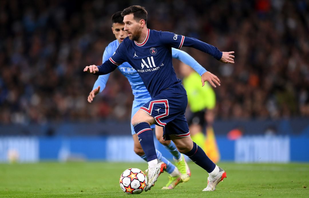 Lionel Messi regatea a Joao Cancelo Lionel Messi regatea a Joao Cancelo