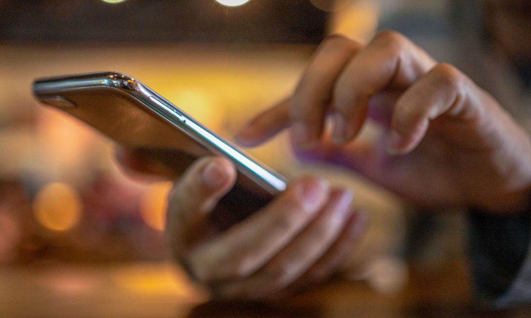 Una persona utilizando su teléfono móvil. Una persona utilizando su teléfono móvil.