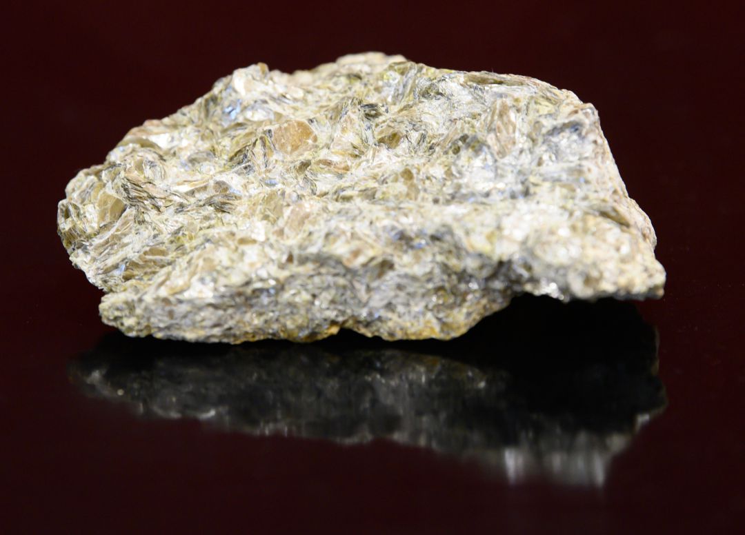Un trozo de mineral intercalado con litio. Un trozo de mineral intercalado con litio.