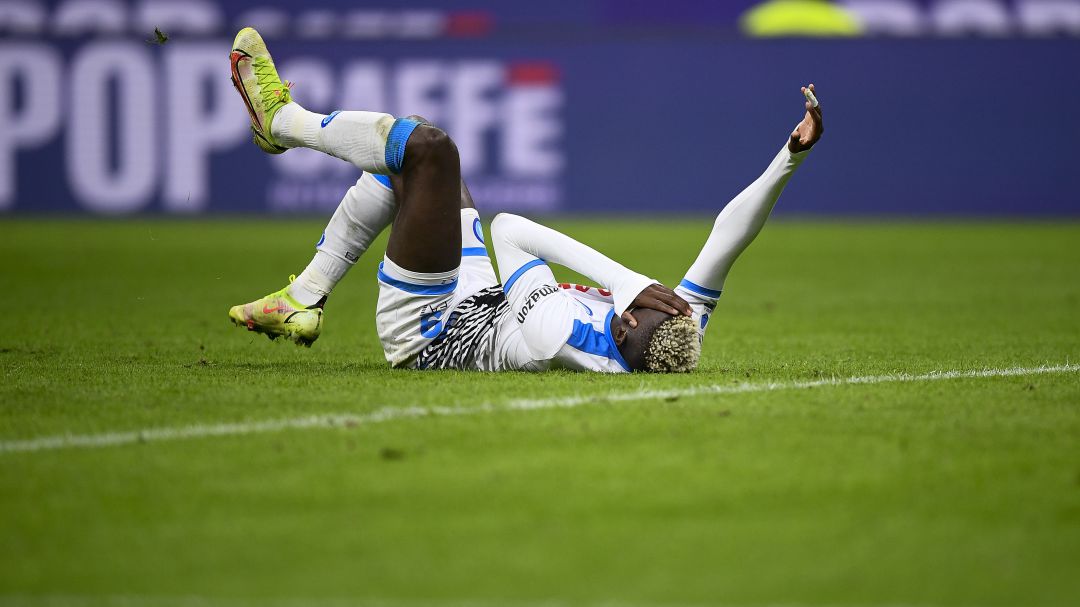 Osimhen, en el momento de su lesión contra el Inter Osimhen, en el momento de su lesión contra el Inter