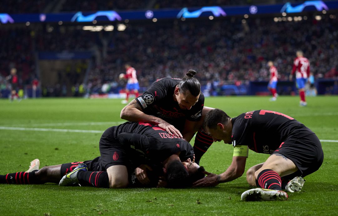 Los jugadores del Milan celebran el gol. Los jugadores del Milan celebran el gol.