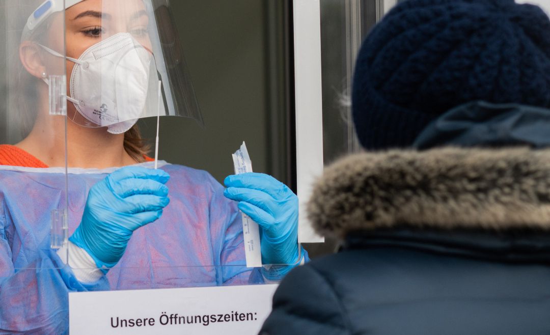 una enfermera realiza una prueba de coronavirus en Alemania. una enfermera realiza una prueba de coronavirus en Alemania.