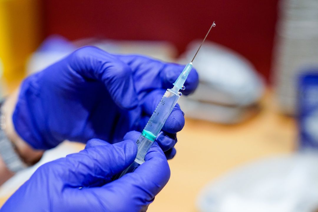 Un trabajador sanitario prepara la primera dosis de la vacuna de Pfizer-BioNTech contra el COVID-19 Un trabajador sanitario prepara la primera dosis de la vacuna de Pfizer-BioNTech contra el COVID-19