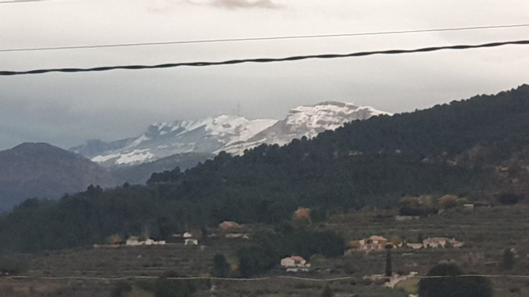 La nieve cubre lo más alto de la Sierra de Aitana. La nieve cubre lo más alto de la Sierra de Aitana.