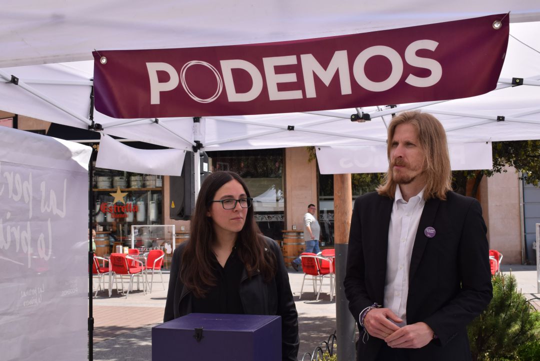 La procuradora de Podemos en las Cortes de Castilla y León Laura Domínguez junto a su compañero Pablo Fernández en una imagen de archivo La procuradora de Podemos en las Cortes de Castilla y León Laura Domínguez junto a su compañero Pablo Fernández en una imagen de archivo