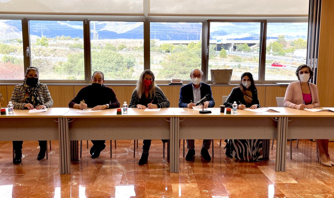 Foto del acto de firma del acta del convenio por un representante de cada una de las organizaciones que conforman la mesa negociadora. Por HOSBEC, Toni Mayor, presidente; por APHA, Victoria Puche, presidenta.; por APEHA, Mª del Mar Valera, presidenta; por AEHTMA, Reme Cerdá, secretaria general; por FeSMC-UGT, Manuel Ramón, responsable UGT Hostelería; por CCOO Servicios, Patricia Carrillo responsable CCOO hostelería. Foto del acto de firma del acta del convenio por un representante de cada una de las organizaciones que conforman la mesa negociadora. Por HOSBEC, Toni Mayor, presidente; por APHA, Victoria Puche, presidenta.; por APEHA, Mª del Mar Valera, presidenta; por AEHTMA, Reme Cerdá, secretaria general; por FeSMC-UGT, Manuel Ramón, responsable UGT Hostelería; por CCOO Servicios, Patricia Carrillo responsable CCOO hostelería.
