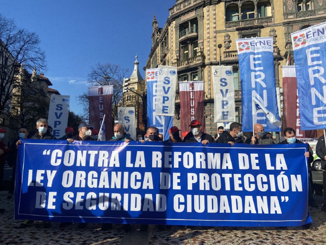 ErNE, Euspel, SIPE, AUGC, CEP, IGC, SPP, SUP, SVPE-PLES y UFP se han concentrado frente a la subdelegación del Gobierno ErNE, Euspel, SIPE, AUGC, CEP, IGC, SPP, SUP, SVPE-PLES y UFP se han concentrado frente a la subdelegación del Gobierno