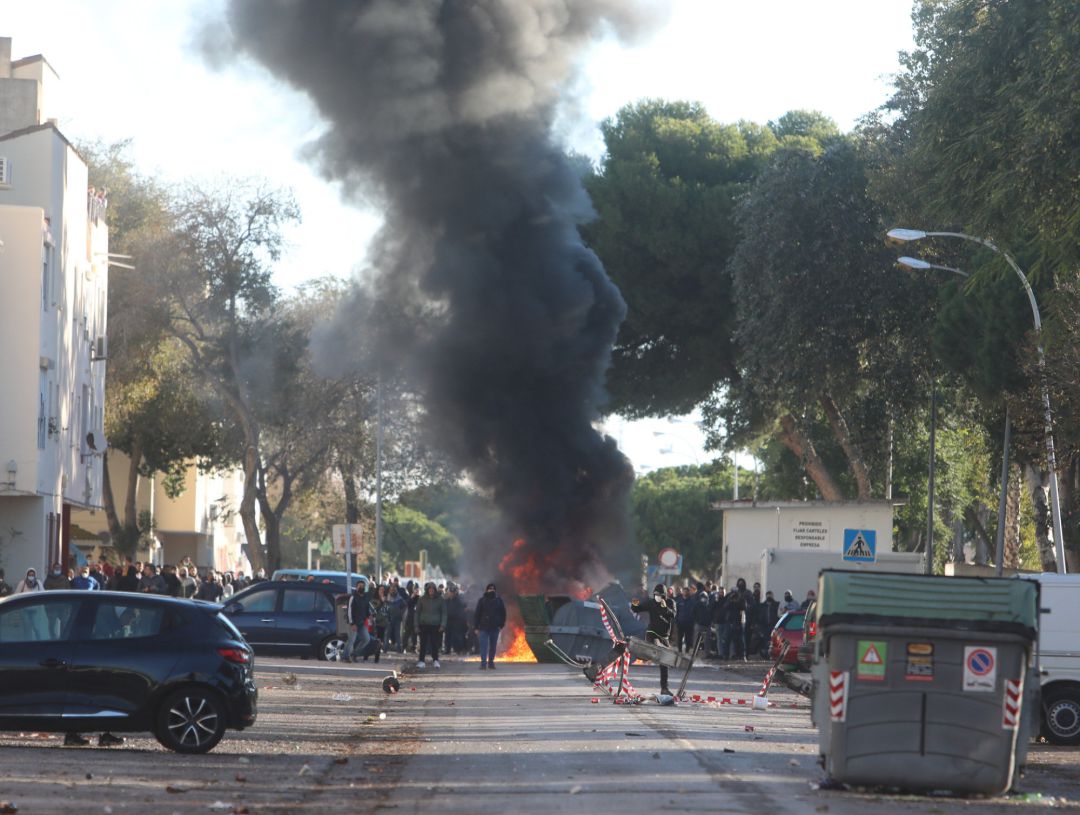 Manifestantes en la novena jornada de la huelga del metal en el barrio del Río de San Pedro en Puerto Real este miércoles. Manifestantes en la novena jornada de la huelga del metal en el barrio del Río de San Pedro en Puerto Real este miércoles.