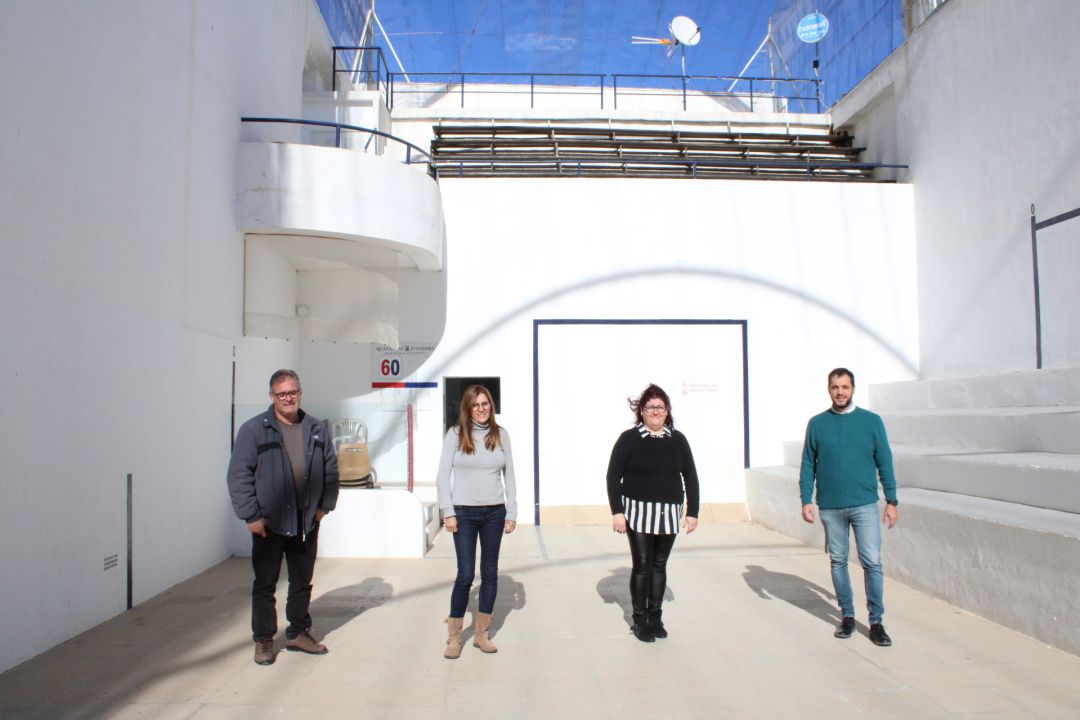 El alcalde José Ramiro (d), las concejalas de Patrimonio y Deportes, Raquel López y Mar Chesa, y el ex pilotari profesional, Toni Albert. El alcalde José Ramiro (d), las concejalas de Patrimonio y Deportes, Raquel López y Mar Chesa, y el ex pilotari profesional, Toni Albert.