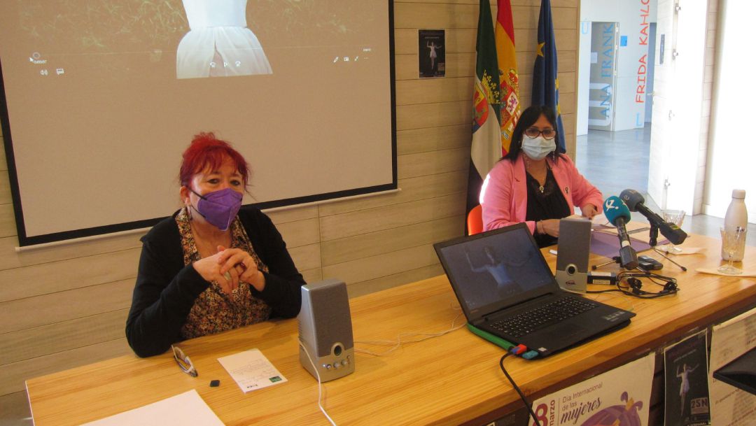 La directora general de la Mujer, Estela Contreras, presenta las actividades programadas por la Red de Oficinas de igualdad y violencia de género de Extremadura con motivo del 25N La directora general de la Mujer, Estela Contreras, presenta las actividades programadas por la Red de Oficinas de igualdad y violencia de género de Extremadura con motivo del 25N
