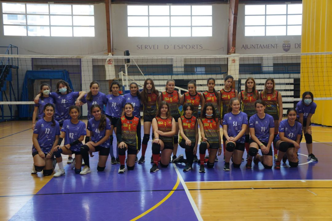 Jugadoras infantiles del Torrent y del Decorgandia posan después del partido. Jugadoras infantiles del Torrent y del Decorgandia posan después del partido.