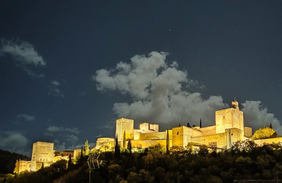 La Alhambra, con la Alcazaba y la Torre de la Vela en primer plano, desde el Mirador de Carvajales, en el Albaicín (Granada) en la última luna llena en noviembre de 2021 La Alhambra, con la Alcazaba y la Torre de la Vela en primer plano, desde el Mirador de Carvajales, en el Albaicín (Granada) en la última luna llena en noviembre de 2021