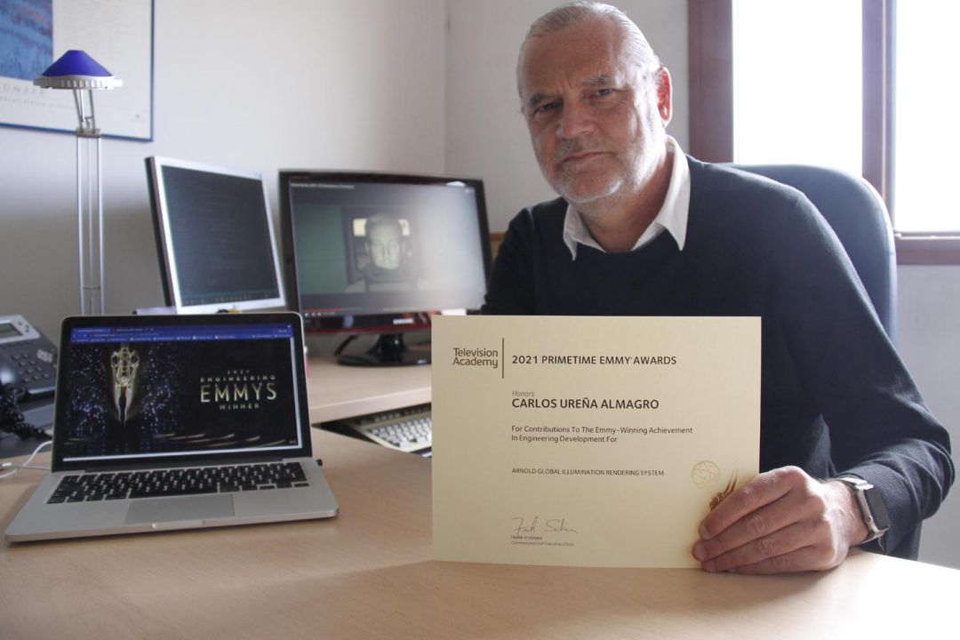El profesor de la UGR Carlos Ureña Almagro posa en su despacho con el diploma de los Emmy que ha recibido El profesor de la UGR Carlos Ureña Almagro posa en su despacho con el diploma de los Emmy que ha recibido