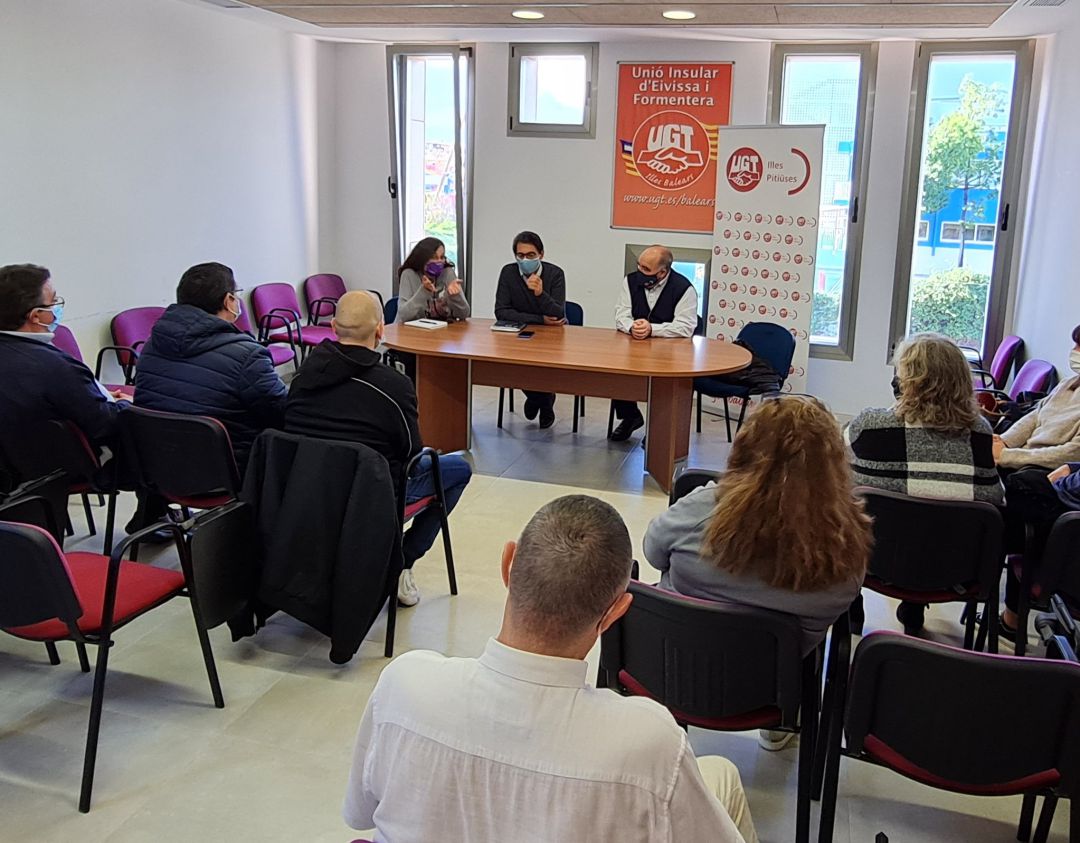 Un momento durante la reunión de Negueruela con los trabajadores de Azuline Un momento durante la reunión de Negueruela con los trabajadores de Azuline