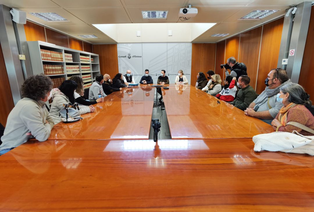 Un momento durante la reunión con los vecinos Un momento durante la reunión con los vecinos