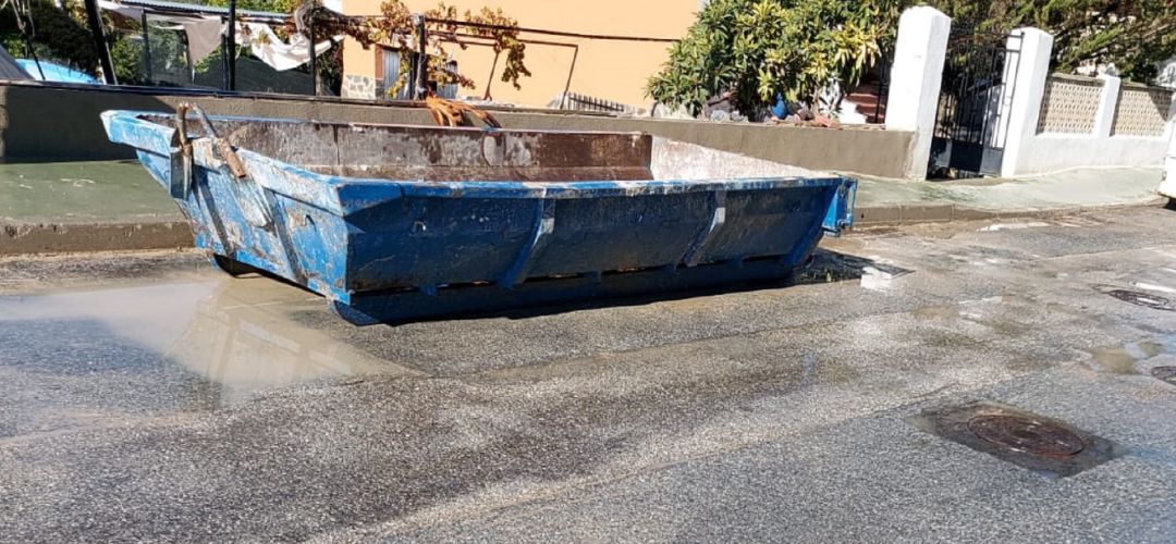 Estado de una de las calles de Puente Tablas en la que trabajan los servicios de limpieza. Estado de una de las calles de Puente Tablas en la que trabajan los servicios de limpieza.