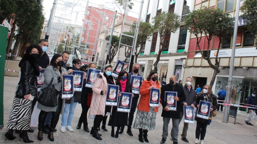 Autoridades y miembros de la asociación de comerciantes en la calle Roldán y Marín con la Catedral de la Navidad instalada. Autoridades y miembros de la asociación de comerciantes en la calle Roldán y Marín con la Catedral de la Navidad instalada.