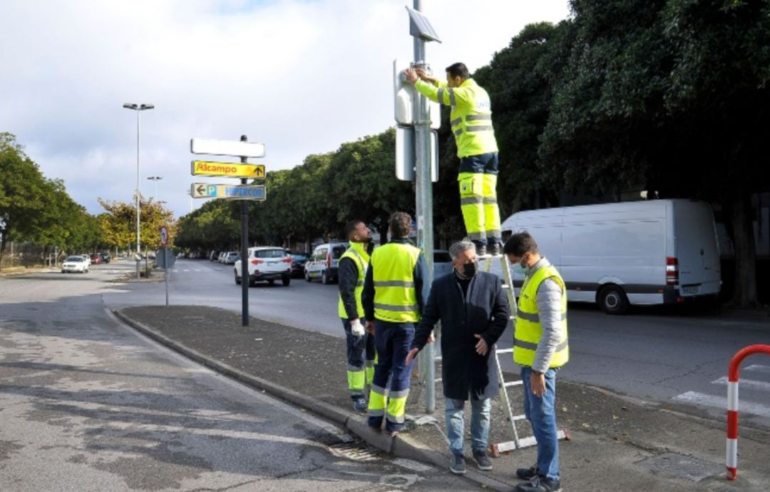 Trabajadores colocando las señales lumínicas Trabajadores colocando las señales lumínicas