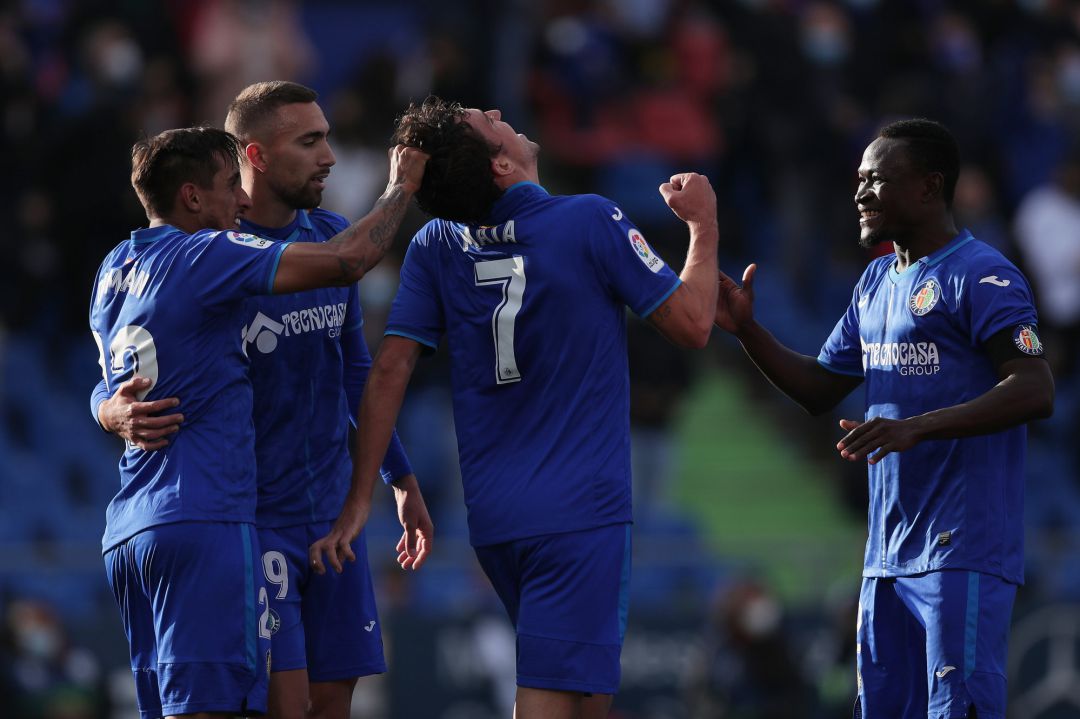 .GETAFE, SPAIN - NOVEMBER 21: Jaime Mata Arnaiz (2ndR) of Getafe CF celebrates scoring their fourth goal with teammates Djene Dakonam (R) Damian Suarez (L) nd Jose Juan Macias (2ndL) during the La Liga Santander match between Getafe CF and Cadiz CF at Coliseum Alfonso Perez on November 21, 2021 in Getafe, Spain. (Photo by Gonzalo Arroyo Moreno/Getty Images) .GETAFE, SPAIN - NOVEMBER 21: Jaime Mata Arnaiz (2ndR) of Getafe CF celebrates scoring their fourth goal with teammates Djene Dakonam (R) Damian Suarez (L) nd Jose Juan Macias (2ndL) during the La Liga Santander match between Getafe CF and Cadiz CF at Coliseum Alfonso Perez on November 21, 2021 in Getafe, Spain. (Photo by Gonzalo Arroyo Moreno/Getty Images)