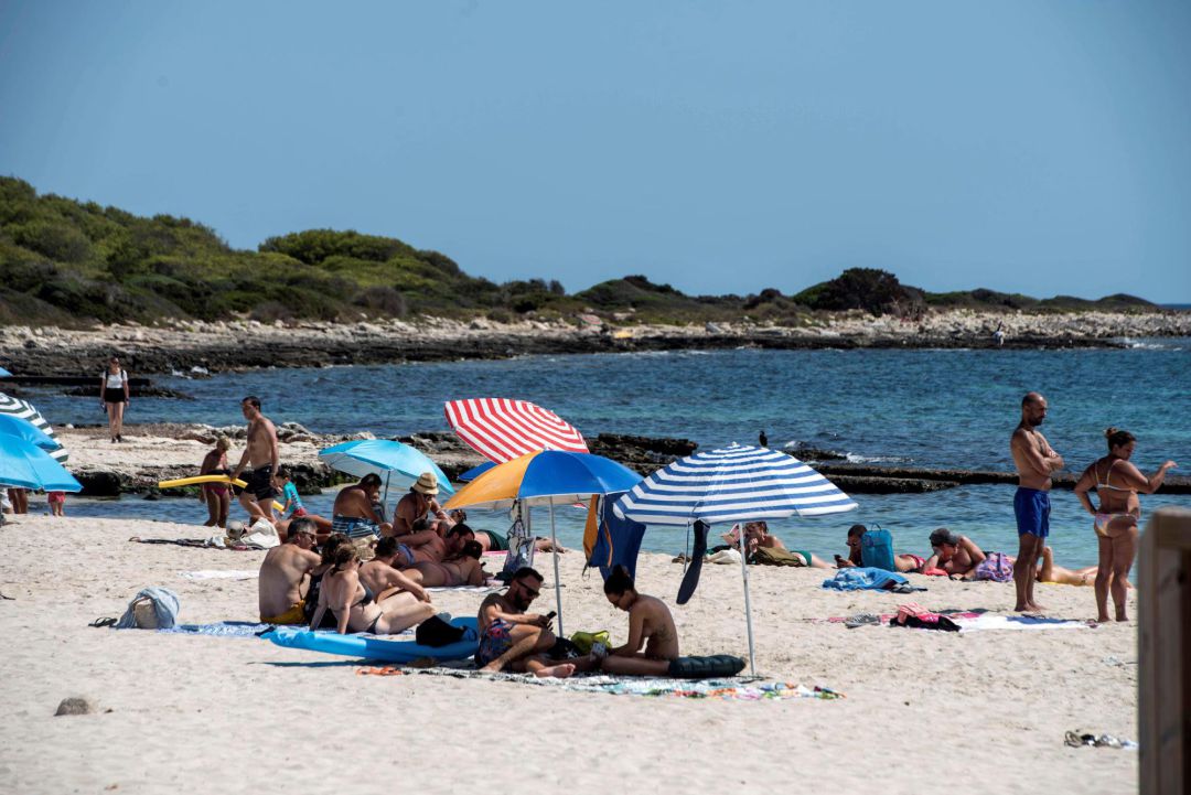 Les platges més conegudes de Menorca acostumen a estar massa plenes i el GOB vol reduir la pressió humana. Les platges més conegudes de Menorca acostumen a estar massa plenes i el GOB vol reduir la pressió humana.