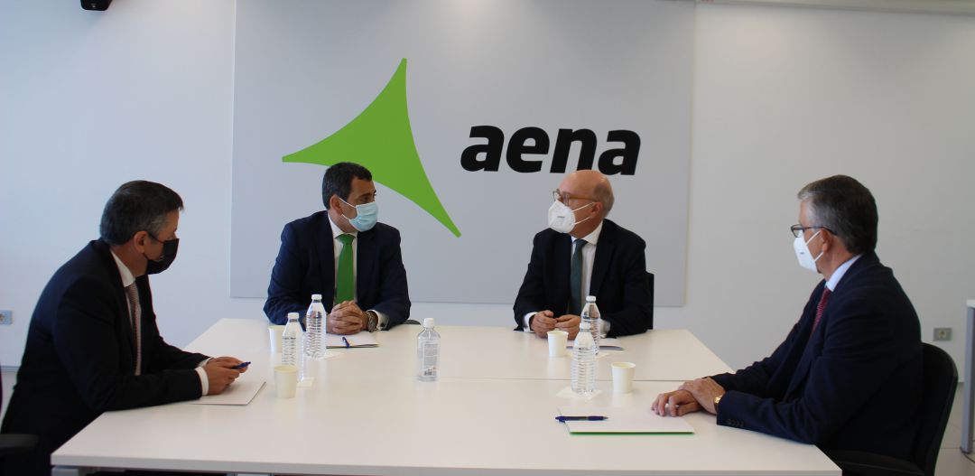 El consejero de Fomento e Infraestructuras, José Ramón Díez de Revenga, y el consejero ejecutivo y director general de aeropuertos de Aena, Javier Marín El consejero de Fomento e Infraestructuras, José Ramón Díez de Revenga, y el consejero ejecutivo y director general de aeropuertos de Aena, Javier Marín