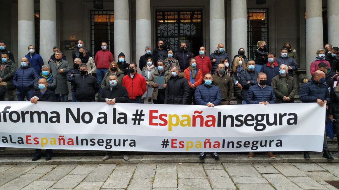 Policías nacionales y guardias civiles de la provincia se concentraron ante la Subdelegación del Gobierno en Pontevedra Policías nacionales y guardias civiles de la provincia se concentraron ante la Subdelegación del Gobierno en Pontevedra