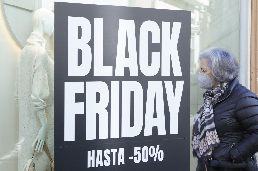 Comerciantes anuncian en sus escaparates los descuentos por comprar en la semana del Black Friday a 23 de noviembre del 2021. Comerciantes anuncian en sus escaparates los descuentos por comprar en la semana del Black Friday a 23 de noviembre del 2021.