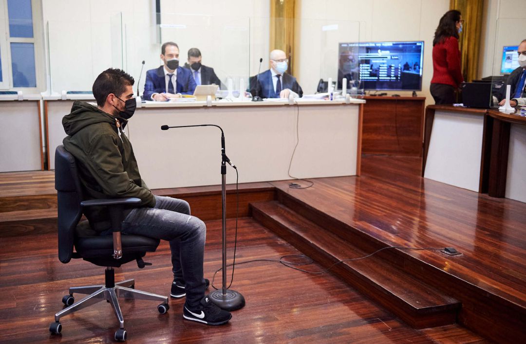 El conductor acusado por el accidente mortal de la rotonda de Corbán (Santander), durante un juicio en la Audiencia Provincial de Santander, a 23 de noviembre de 2021, en Santander. El conductor acusado por el accidente mortal de la rotonda de Corbán (Santander), durante un juicio en la Audiencia Provincial de Santander, a 23 de noviembre de 2021, en Santander.
