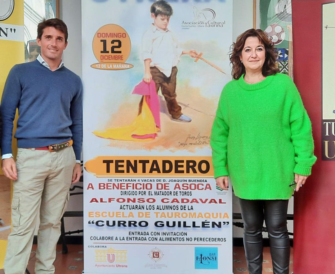 Alfonso Cadaval y la delegada de Turismo del Ayuntamiento de Utrera, Carmen Cabra, junto al cartel del tentadero benéfico del próximo 12 de diciembre Alfonso Cadaval y la delegada de Turismo del Ayuntamiento de Utrera, Carmen Cabra, junto al cartel del tentadero benéfico del próximo 12 de diciembre