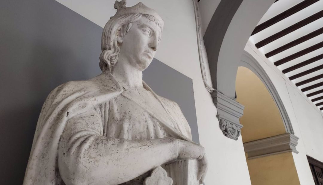 Escultura de Alfonso X en la Gipsoteca de la Universidad de Sevilla (Rectorado) - US Escultura de Alfonso X en la Gipsoteca de la Universidad de Sevilla (Rectorado) - US