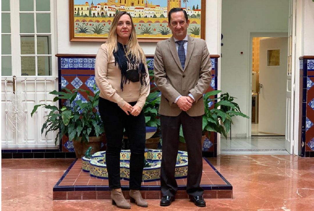 María Elena Puerto del Canto, expresidenta de AESUR y Juan Pedro Calvente, vicepresidente de la CES y presidente de la Comisión de Asociaciones Territoriales de Sevilla María Elena Puerto del Canto, expresidenta de AESUR y Juan Pedro Calvente, vicepresidente de la CES y presidente de la Comisión de Asociaciones Territoriales de Sevilla