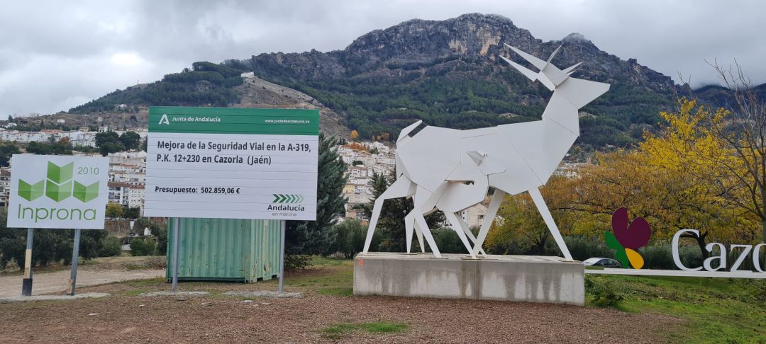 Los dos carteles y la caseta de obras junto al monumento del ciervo alteran el paisaje de este mirador Los dos carteles y la caseta de obras junto al monumento del ciervo alteran el paisaje de este mirador
