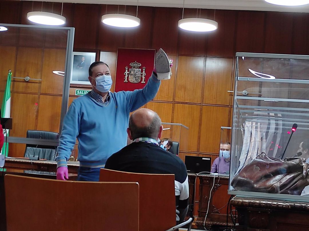 El agente judicial muestra ante el acusado la plancha con la que golpeó en la cabeza a la fallecida El agente judicial muestra ante el acusado la plancha con la que golpeó en la cabeza a la fallecida